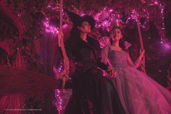 「リトル・マーサ」『ウィキッド』フォトプラン© Universal City Studios. All Rights Reserved.