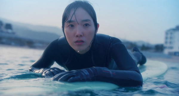 『12月の君へ』©2025 Elles Films Co., Ltd.