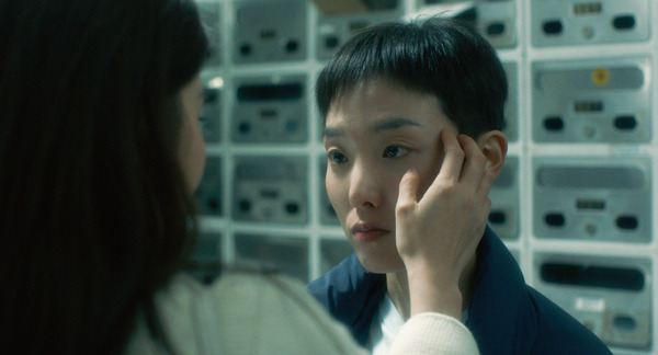 『12月の君へ』©2025 Elles Films Co., Ltd.