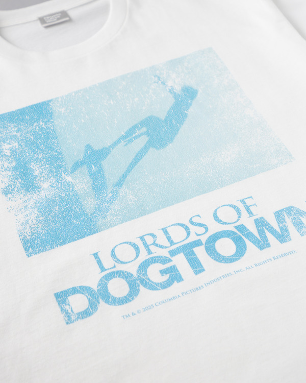 『ロード・オブ・ドッグタウン』限定TシャツTM & (C) 2025 Columbia Pictures Industries, Inc. All Rights Reserved.