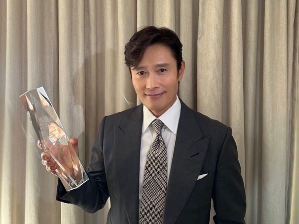 イ・ビョンホンが「KALH Honors」初代受賞者に！「この瞬間を一生忘れません」