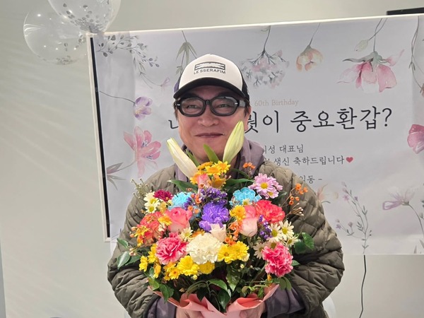 “韓ドラの名脇役” キム・ウィソン、還暦祝われて照れ笑い「残りの人生は無害に、楽しく…」【PHOTO】