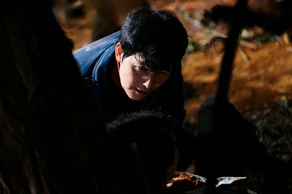 チャン・ゴニョン（チョン・ウソン）／「メイド・イン・コリア」　(c) 2025 Disney and its related entities