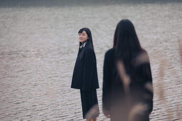 『白の花実』©2025 BITTERS END/CHIAROSCURO