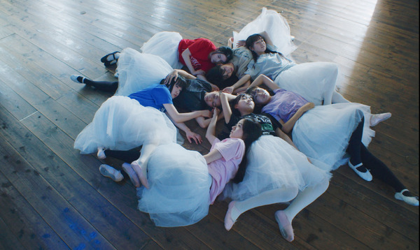 『白の花実』©2025 BITTERS END/CHIAROSCURO