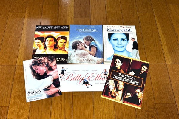 定番のポストカード（写真は最近増えているリバイバル上映作品）