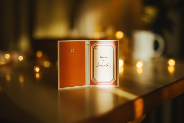 『her／世界でひとつの彼女』“彼女”のデバイス型カード