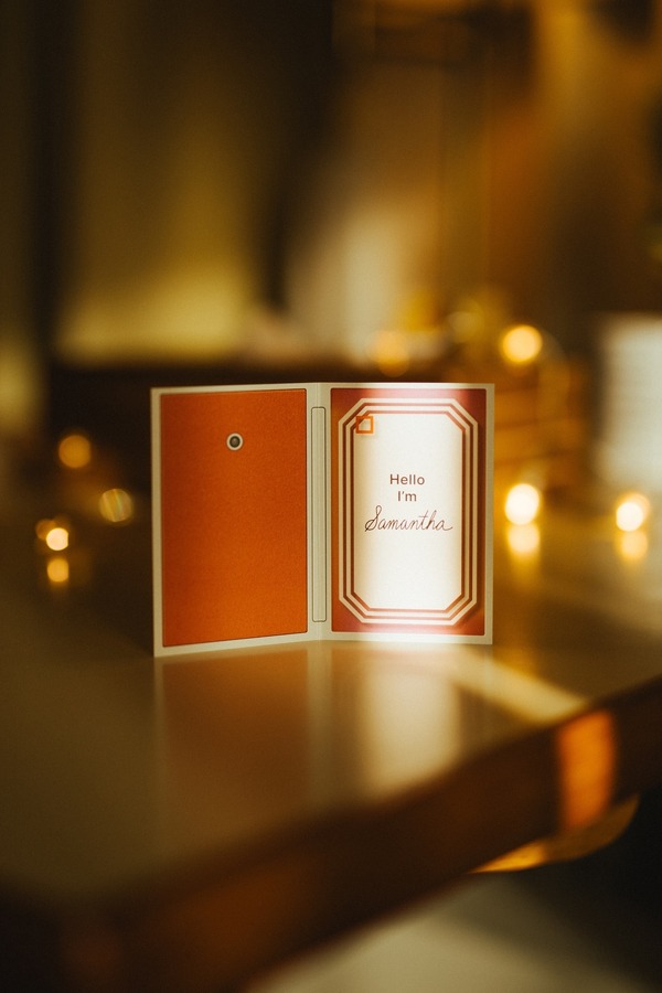 『her／世界でひとつの彼女』“彼女”のデバイス型カード　