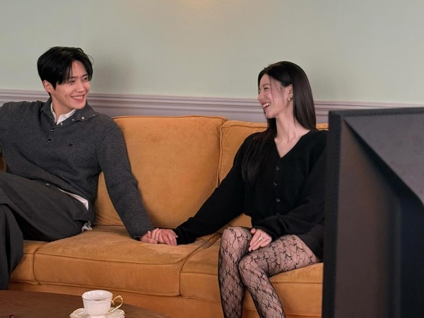 手繋いで“和気あいあい”のコ・ユンジョン、キム・ソンホに反響「絵になりすぎる」【PHOTO】