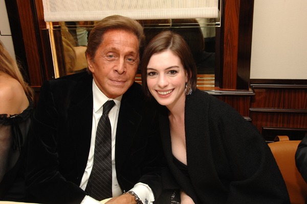 ヴァレンティノ・ガラヴァーニとアン・ハサウェイ Photo by Steve Eichner/WWD/Penske Media via Getty Images