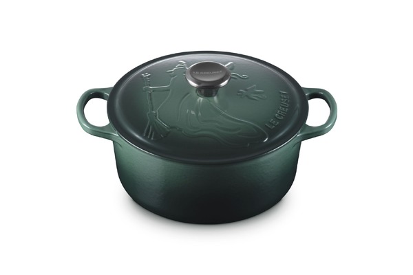 「シグニチャー　ココット・ロンド 24cm　エルファバレリーフアーティチョーク」©Universal city Studios LLC. All Rights Reserved