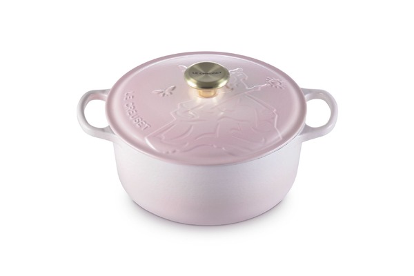 「シグニチャー　ココット・ロンド 24cm　グリンダレリーフシェルピンク」©Universal city Studios LLC. All Rights Reserved