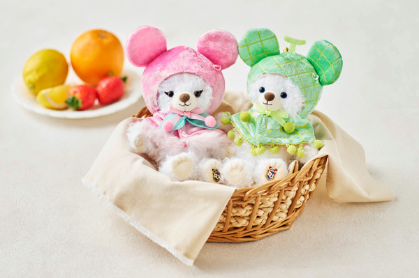 ユニベアシティ ぬいぐるみキーチェーン専用 シークレットポンチョ（もも、メロン）　各2,400円／© Disney