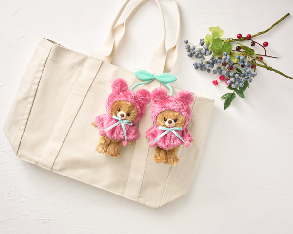 ユニベアシティ ぬいぐるみキーチェーン専用 ポンチョ（さくらんぼ）　3,300円／© Disney