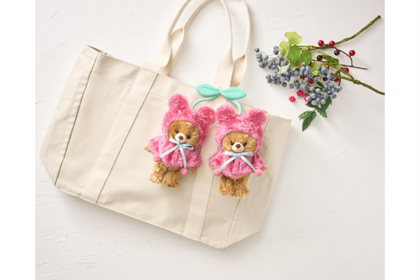 ユニベアシティ ぬいぐるみキーチェーン専用 ポンチョ（さくらんぼ）　3,300円／© Disney