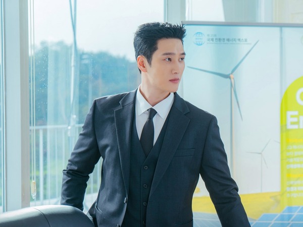 アン・ボヒョンの正体に騒然…“ギャップ全開”のスーツ姿に胸キュン！『スプリング・フィーバー』