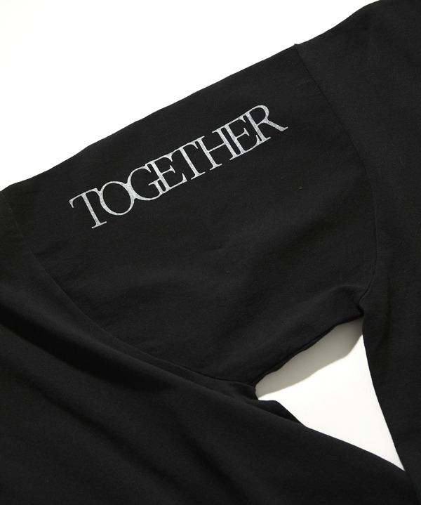 『トゥギャザー』公式グッズTOGETHER ドッキング Tシャツ© 2025 Project Foxtrot, LLC 　