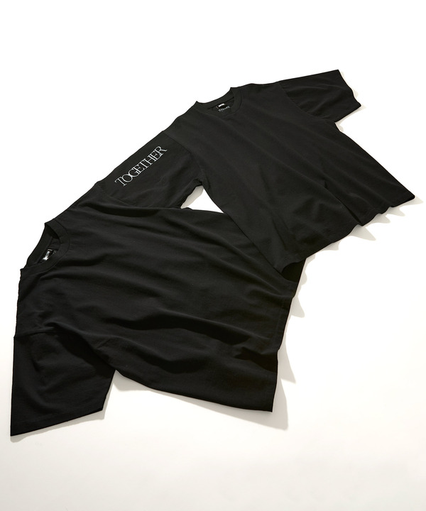 『トゥギャザー』公式グッズTOGETHER ドッキング Tシャツ© 2025 Project Foxtrot, LLC 　