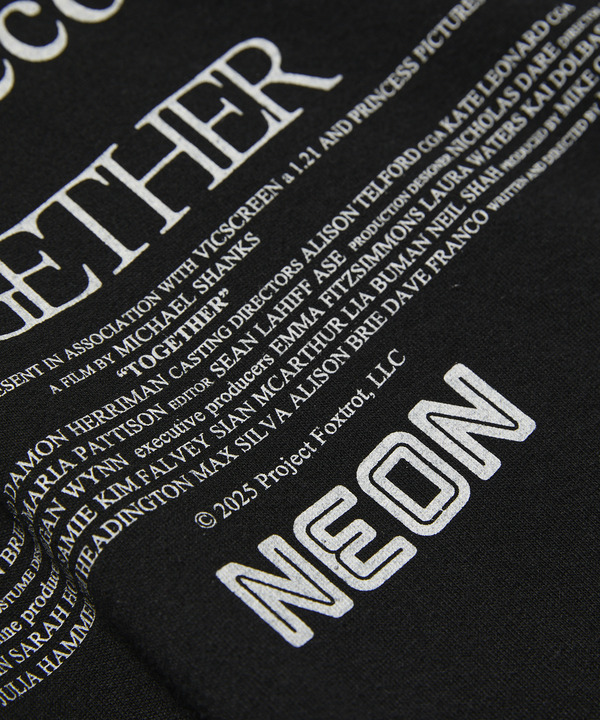 『トゥギャザー』公式グッズTOGETHER PHOTO TシャツB© 2025 Project Foxtrot, LLC 　