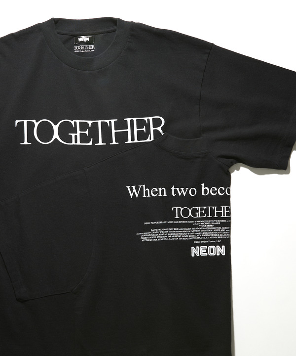 『トゥギャザー』公式グッズTOGETHER PHOTO TシャツB© 2025 Project Foxtrot, LLC 　