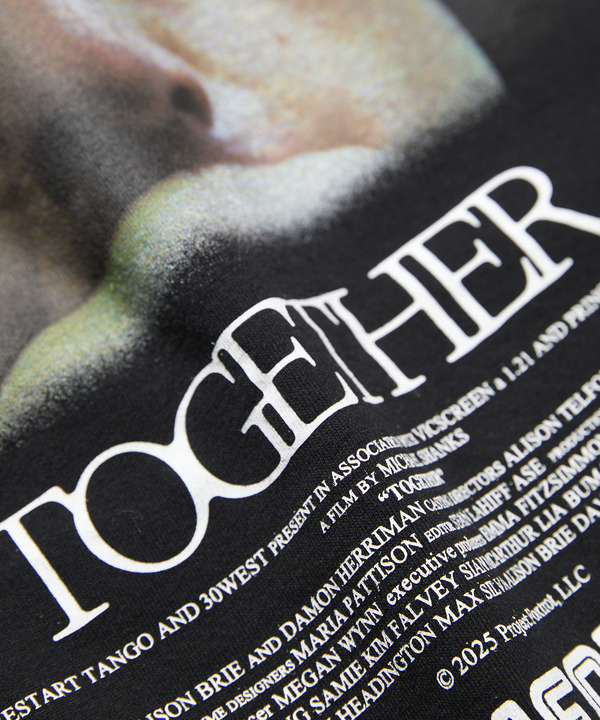 『トゥギャザー』公式グッズTOGETHER PHOTO TシャツA© 2025 Project Foxtrot, LLC 　