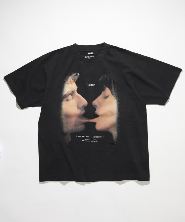 『トゥギャザー』公式グッズTOGETHER PHOTO TシャツA© 2025 Project Foxtrot, LLC
