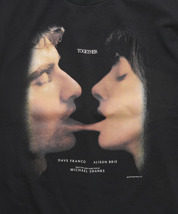 『トゥギャザー』公式グッズTOGETHER PHOTO TシャツA© 2025 Project Foxtrot, LLC