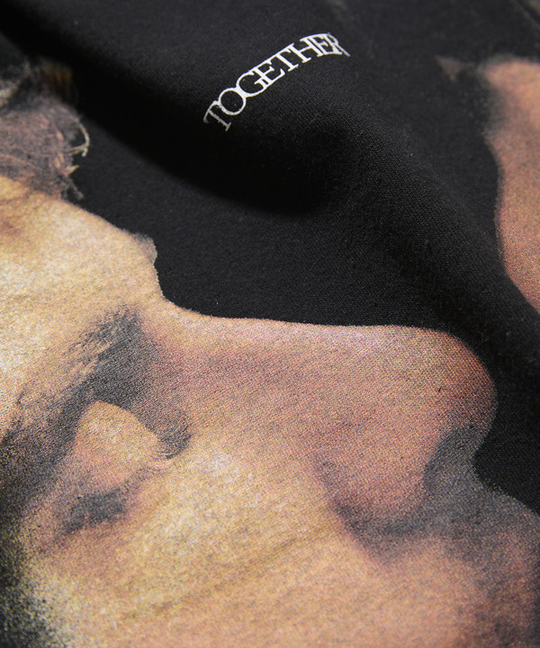 『トゥギャザー』公式グッズTOGETHER PHOTO TシャツA© 2025 Project Foxtrot, LLC