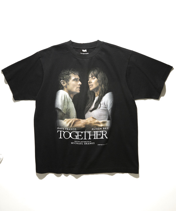 『トゥギャザー』公式グッズTOGETHER PHOTO TシャツA© 2025 Project Foxtrot, LLC