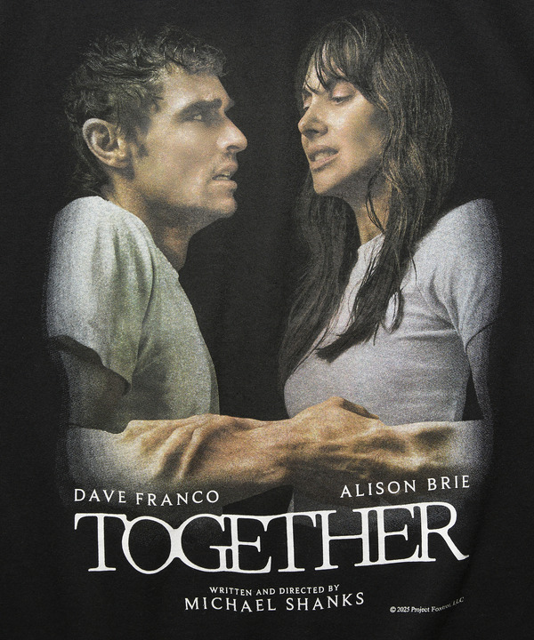 『トゥギャザー』公式グッズTOGETHER PHOTO TシャツA© 2025 Project Foxtrot, LLC