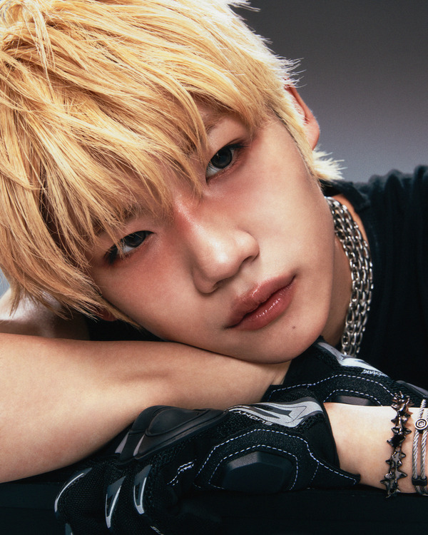 サクラダ ケンシン「CLOSE YOUR EYES」(C)UNCORE / SLL / YG PLUS/ KADOKAWA Kプラス /テレビ朝日