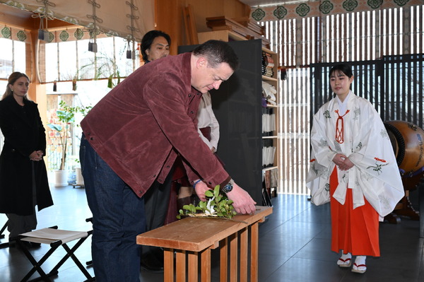 『レンタル・ファミリー』©2025 Searchlight Pictures. All Rights Reserved.　