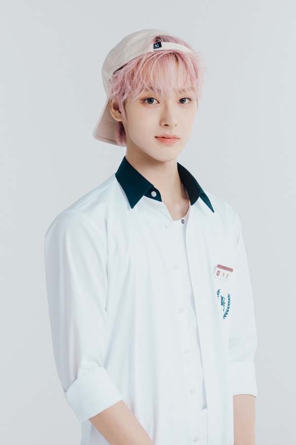 ヒョンジュン (HYUNJUN): 19歳（2006.02.12生）、韓国出身、A型、ENFP (C) 2026 SM ENTERTAINMENT & eggiscoming CO., Ltd. ALL RIGHTS RESERVED.