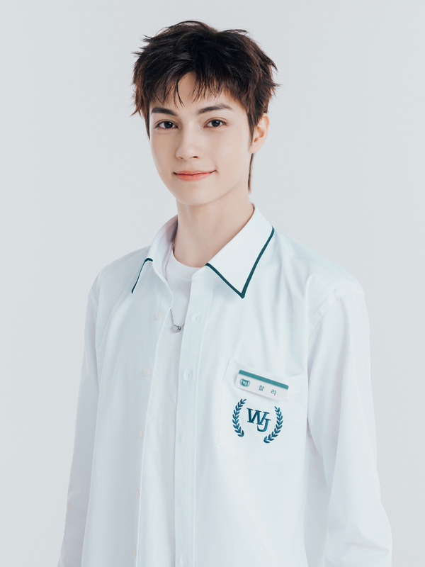 チャーリー (CHARLIE): 18歳（2007.05.26生）、タイ／イギリス出身、B型、ENFJ (C) 2026 SM ENTERTAINMENT & eggiscoming CO., Ltd. ALL RIGHTS RESERVED.