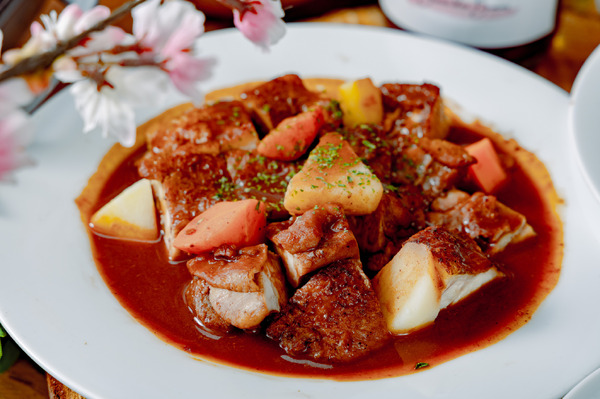 「桜・グランピングブッフェ」コック・オ・ヴァン