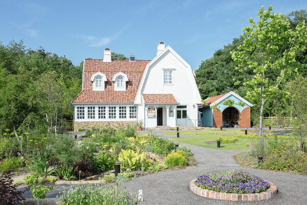 魔女の谷「オキノ邸」© Studio Ghibli