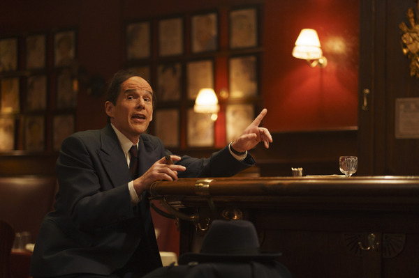 『ブルームーン』© 2025 FUNNY VALENTINE, LLC ALL RIGHTS RESERVED.