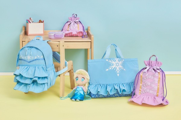 バックパック4,200円/お弁当箱 ランチクロス付き2,400円/巾着2,200円/ポシェット3,900円/レッスンバッグ3,400円/巾着(L) 2,500円© Disney