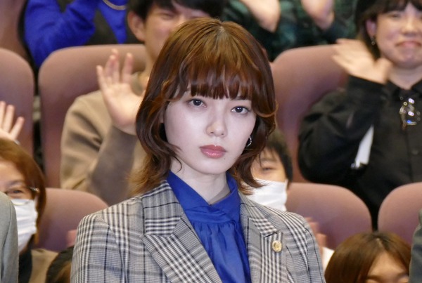 平手友梨奈「うちの弁護士は手がかかる」完成披露試写会