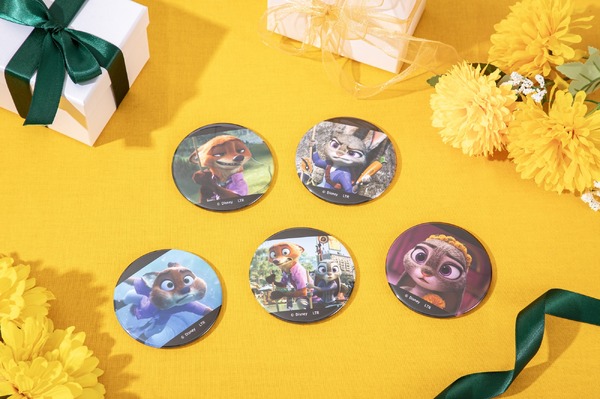 ビッグ缶バッジ（ランダム5種）／©Disney