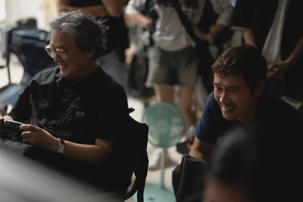 『しあわせな選択』c2025 CJ ENM Co., Ltd., MOHO FILM ALL RIGHTS RESERVED