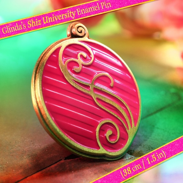 シズ大学ブローチ(C) Universal City Studios LLC. All Rights Reserved.