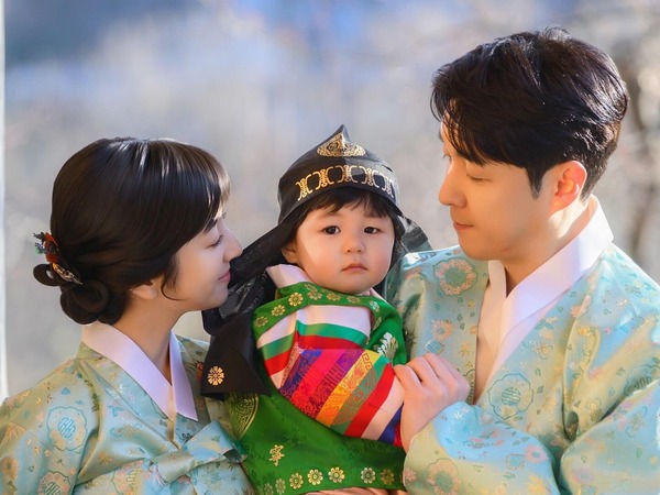 俳優シム・ヒョンタクの18歳年下日本人妻サヤさん、我が子への愛情を綴る！【PHOTO】