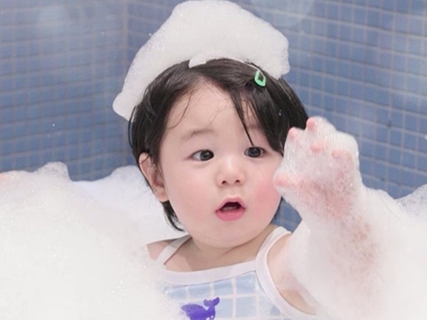 「スタンプ化希望」シム・ヒョンタクの愛息ハルくん、キュートすぎる水遊びの様子