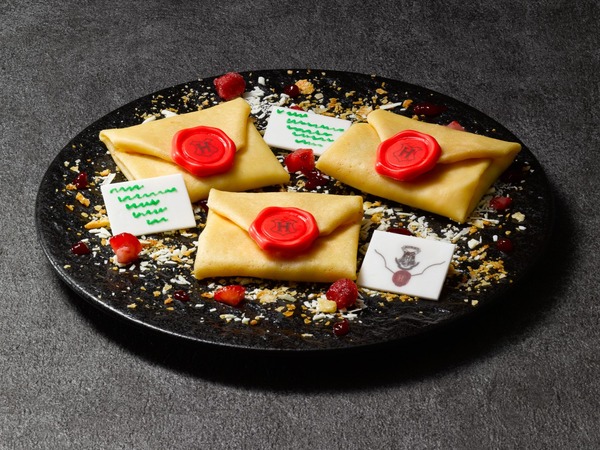 入学許可証のクレープ：¥1,800（税込）／「ホグワーツからの招待状」限定メニュー