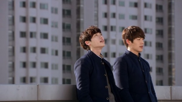 「ゆれながら咲く花」