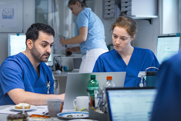 『ナースコール』© 2025 Zodiac Pictures Ltd / MMC Zodiac GmbH