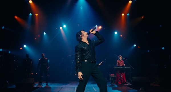 『ソング・サング・ブルー』© 2025 Focus Features LLC. All rights reserved.