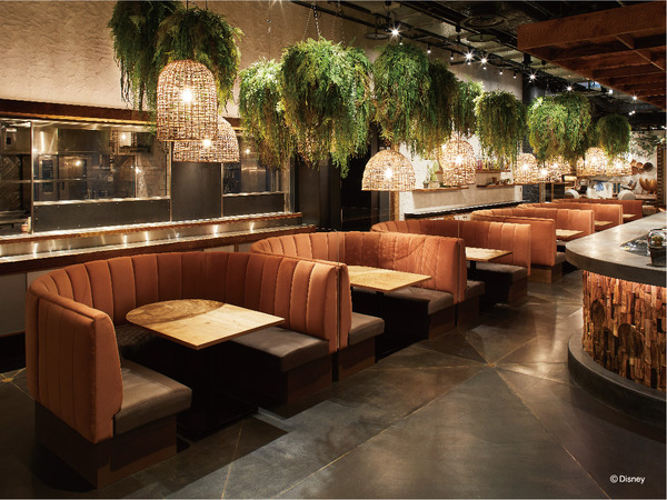ウッドやグリーンの落ち着いたインテリア©Disney