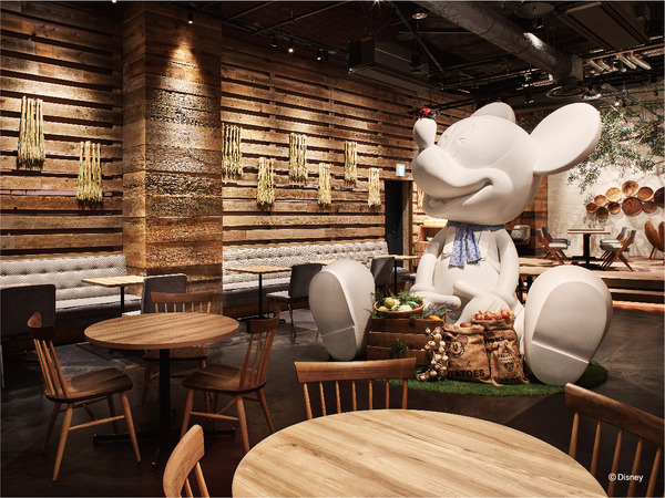 ミッキーマウスをイメージしたスタチュー（像）©Disney